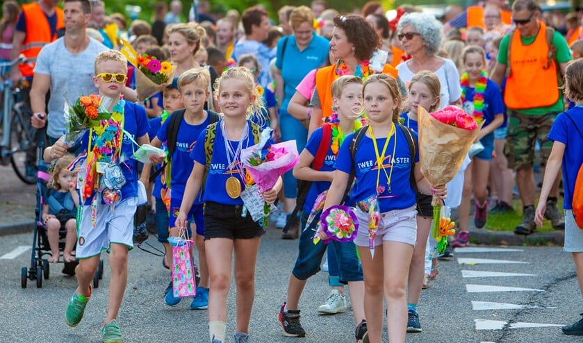 Duizenden kinderen kunnen dit jaar toch genieten van de avondvierdaagse in Huizen.