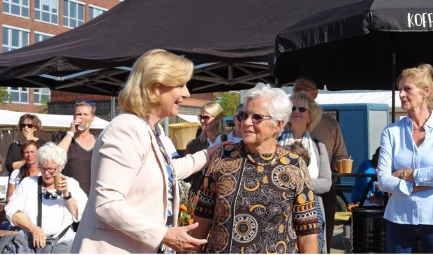 Wethouder Marlous Verbeek met organisator Olga Dol op de Kunst- en Cultuurmarkt van vorig jaar.