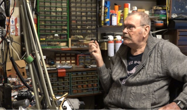 Victor de Vries in de kamer waar hij zijn hobby als zendamateur uitoefent.