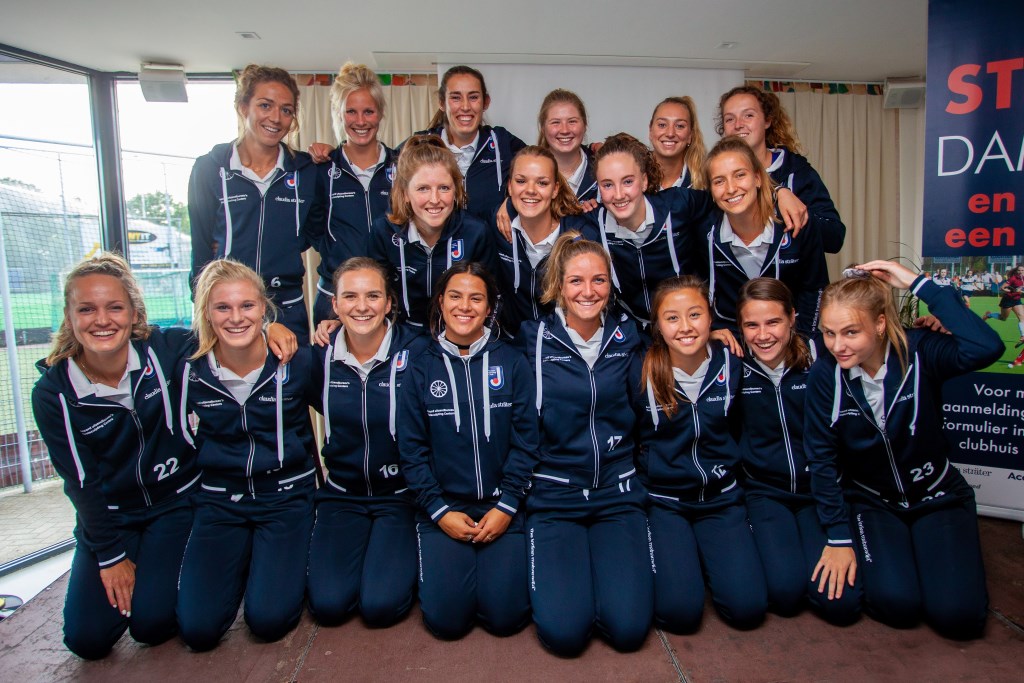Het eerste damesteam van de Huizer Hockey Club neemt na het seizoen afscheid van trainer Boaz Janssen.