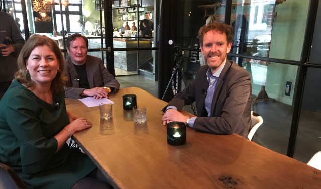 Miriam van Meerten (VVD), presentator Ruud Bochardt en Michel Klein (CU) bespreken de verkiezingen.
