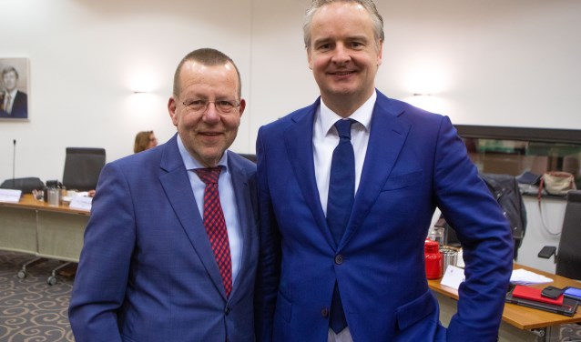 Theo Reijn (l) en Erwin van Dalen na afloop van de raadsvergadering.