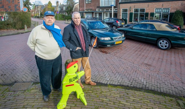 Harry Ligter (l) en Ferry van de Kaars langs het drukke Zevenend.