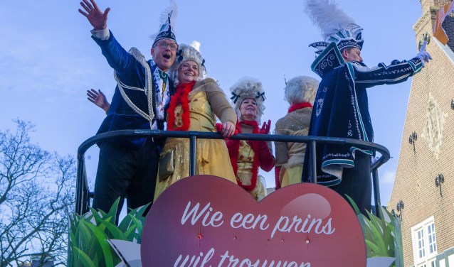 Prachtige karren, muziek en feest bij de optocht.