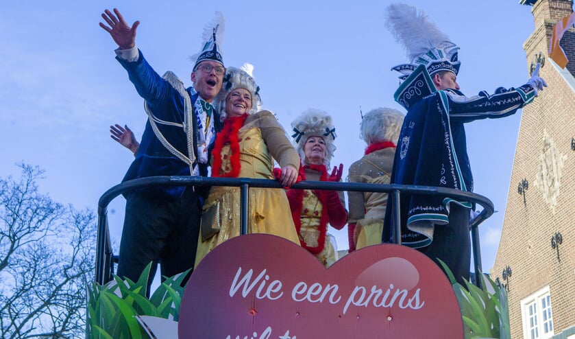 Prachtige karren, muziek en feest bij de optocht.