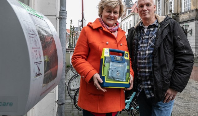 Annelies Vinken en Martin van Bakel willen alle AED's naar buiten.