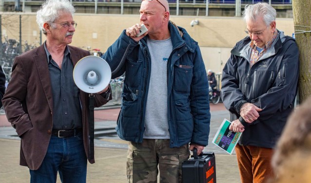 Bewoners in Oost uitten al eerder hun onvrede, links Weening.