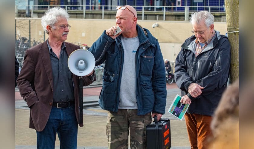 Bewoners in Oost uitten al eerder hun onvrede, links Weening.