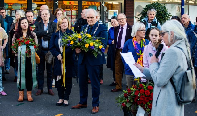 Burgemeester Broertjes legde dinsdag een krans bij het NSF-kunstwerk.