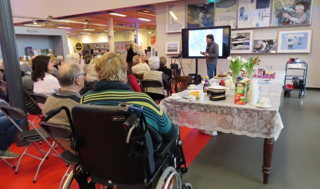 Monir vertelt zijn verhaal. De hapjes staan klaar op tafel voor de feestelijke middag.