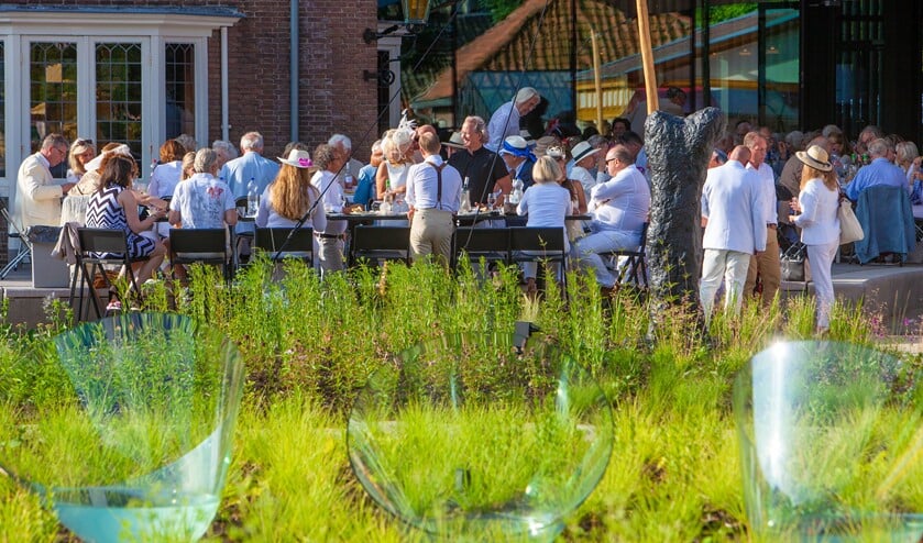Het Dorpsdiner vond vorig jaar nog in de tuin van Singer plaats.