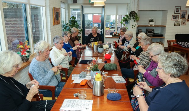De maandagbreigroep breit voor het goede doel.