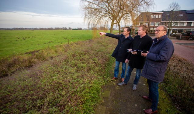 Niels Rood te midden van zijn oppositiegenoten Schade (r) en Seldenrijk.