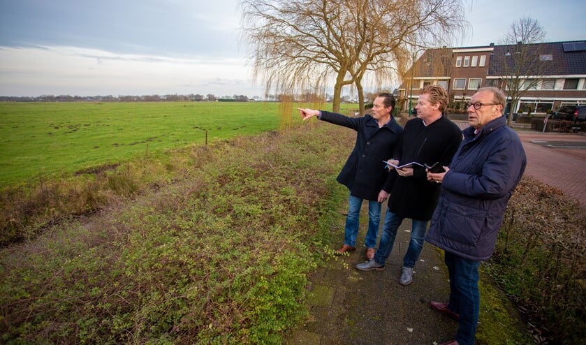 Niels Rood te midden van zijn oppositiegenoten Schade (r) en Seldenrijk.