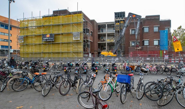 In november vorig jaar was het nog een grote fietsenbende voor het station.