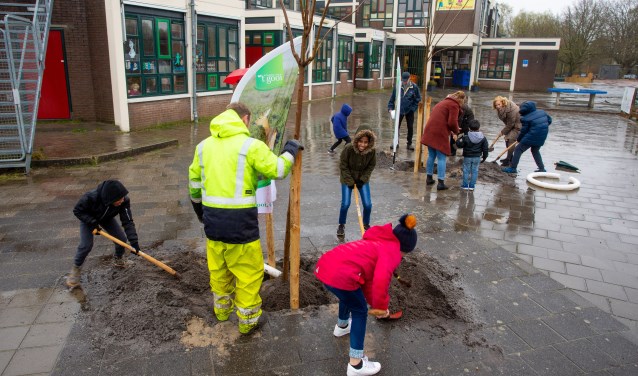 Wethouder Marlous Verbeek plaats samen met de leerlingen van de school tien Trompetbomen.