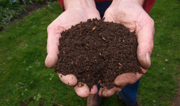 Op de Landelijke Compostdag wordt de compost gemaakt uit gft-afval weer aan de inwoners teruggegeven.