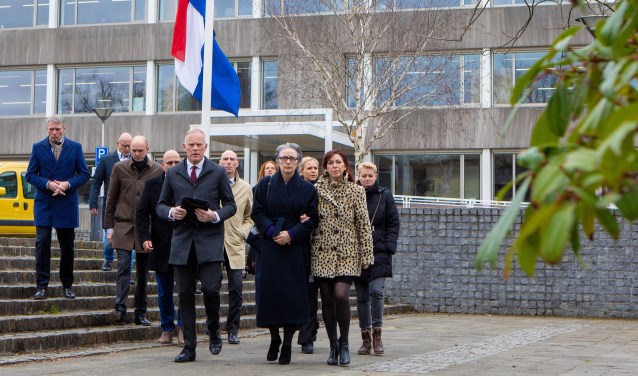 Collegeleden en collega-ambtenaren op weg naar de Koepelkerk.