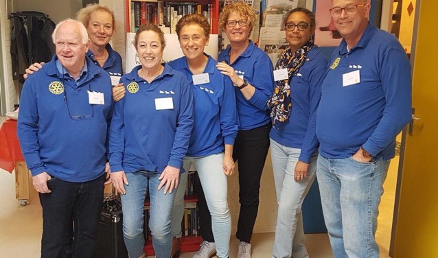 Leden van Rotary Diemen in 't Kruidvat.