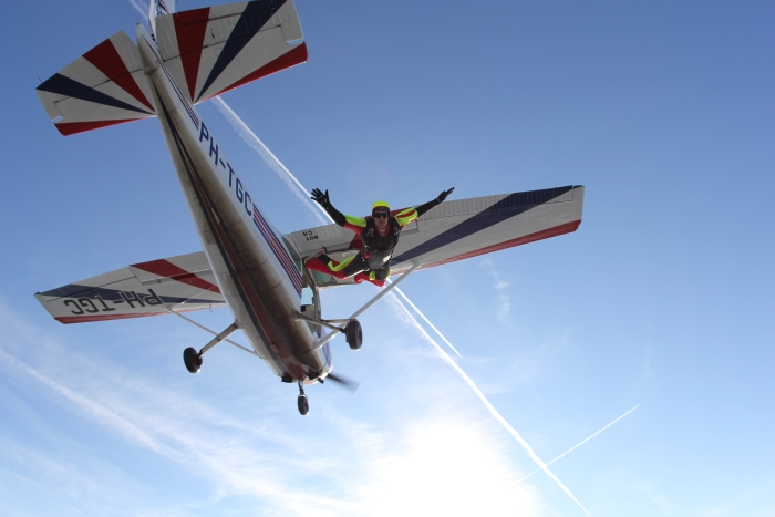Skydiver springt uit het vliegtuig