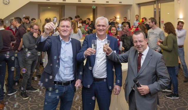 Wethouder Reijn (r), Frank Klomp en Erik Vos (l) toosten met toekomstige bewoners op de bouwstart van Ruijtersweide.