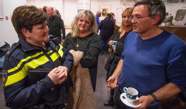 Robert Eijpe, die ook insprak, praat nog even na met politieagente Ella. Marise Lindeman-van de Koot luistert mee.