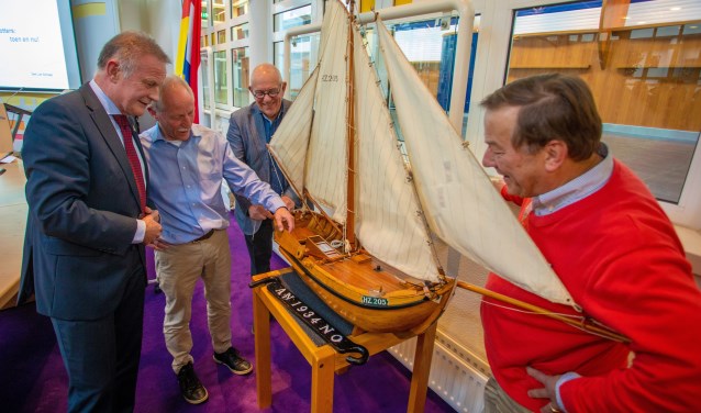 Henk Moolenaar vertelt de burgemeester wat hij allemaal heeft gedaan.