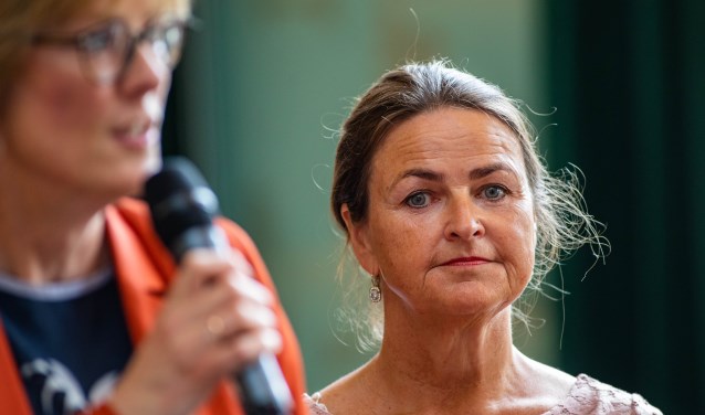 Oud-wethouder Angelika Pelsink (rechts) is een van de vier nieuwe bestuursleden.