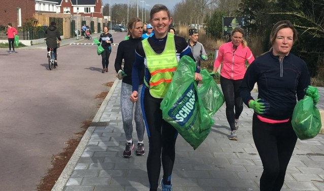 Tijdens het hardlopen het zwerfafval opruimen. Het leverde vele volle vuilniszakken op.