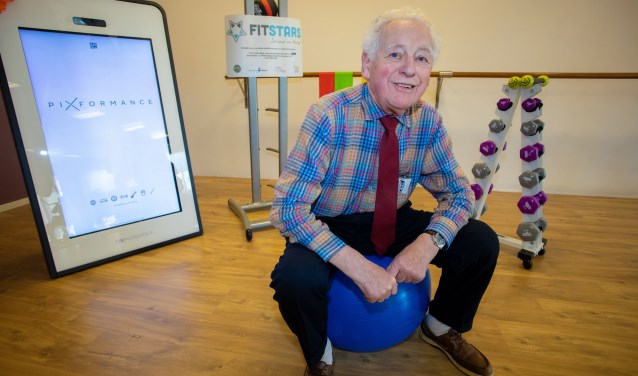 Andries Schaap komt een uurtje in de week sporten in zijn eigen outfit en is met zijn 86 jaar de oudste FitStar.