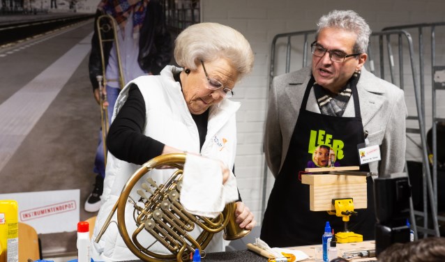 Prinses Beatrix met voorzitter Marco de Souza van de Stichting Instrumentendepot Leerorkest.