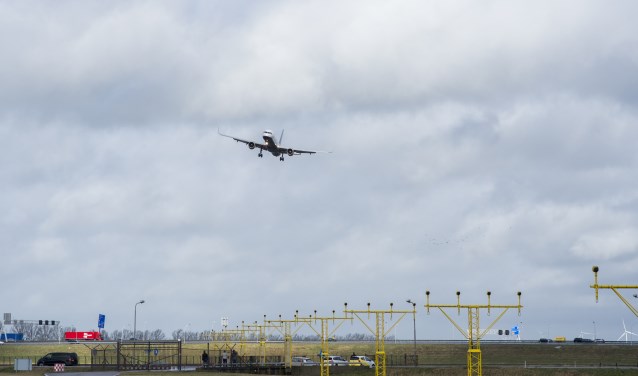 Eerst over Weesp, dan landen op Schiphol.