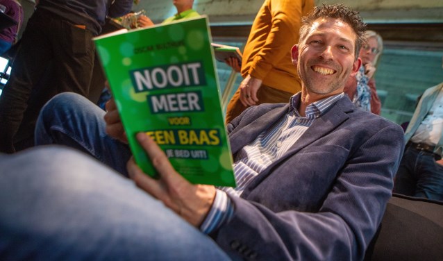 Oscar Bulthuis met zijn nieuwste boek.