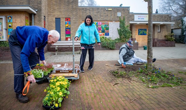 Een aantal buurtbewoners zette de oude 'Lelie' deze week in de bloemen.