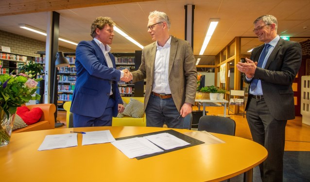 Met een stevige handdruk werd de ondertekening van het contract bekrachtigd.