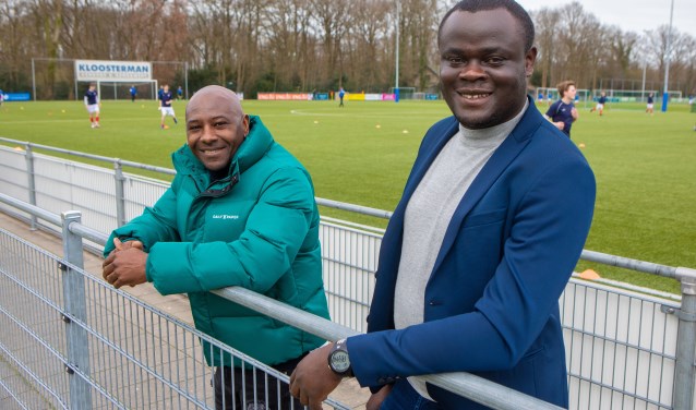 Assistent Guus Uhlenbeek en hoofddtrainer Kwadjo Boateng langs de lijn bij BFC.
