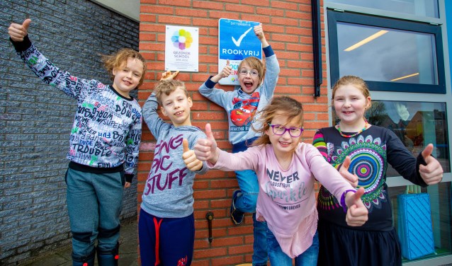 Blije leerlingen met het vignet gezonde school.