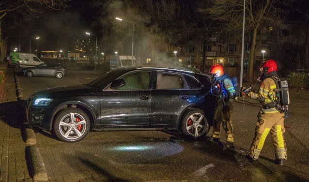 De brandweer maakte het bluswerk af, dat omwonenden al waren begonnen.