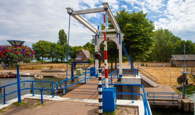 De brug bij de aanloophaven mag weer door de Stichting Vaarkracht worden bediend.