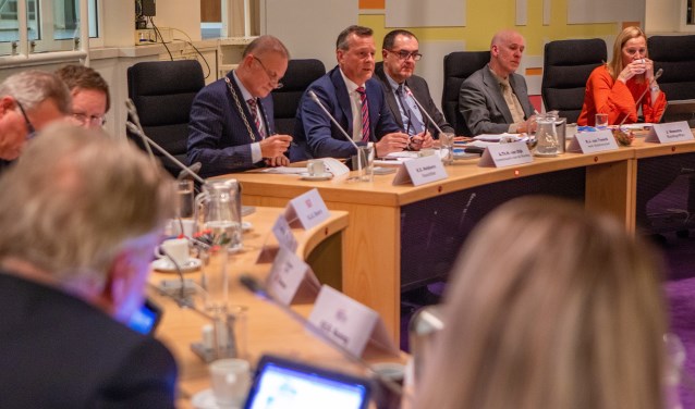 Commissaris van de Koning Arthur van Dijk was in Huizen voor een speciale raadsvergadering over de profielschets voor een nieuwe burgemeester.