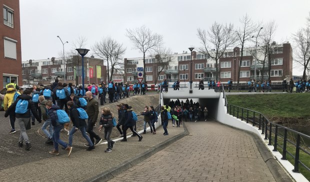 230 leerlingen liepen zes kilometer rondom de Oostermeent.