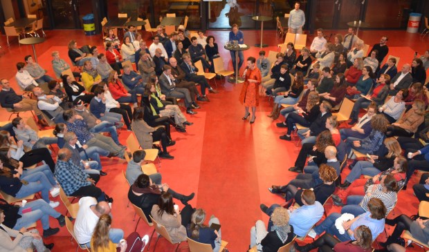 Annet Kil, voorzitter College van Bestuur van de Gooische Scholen Federatie, opent de avond