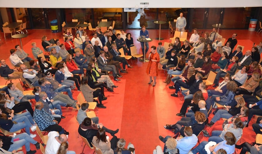 Annet Kil, voorzitter College van Bestuur van de Gooische Scholen Federatie, opent de avond