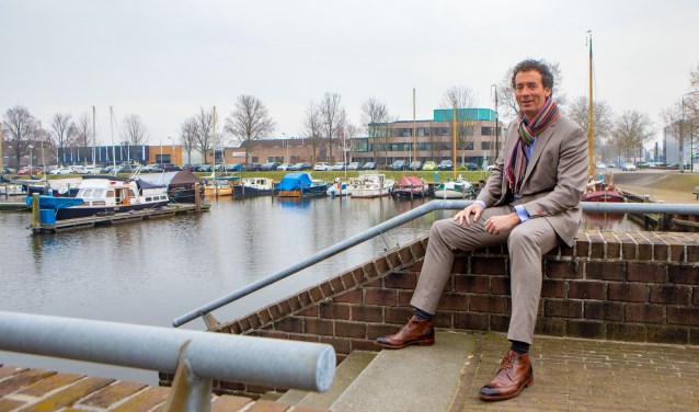 Wethouder Roland Boom bij de haven. Inwoners kunnen meedenken over de toekomst daarvan.