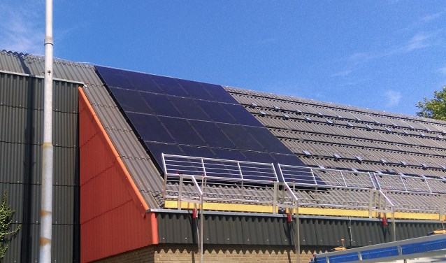 Zonnepanelen op het dak van Sporthal Aetsveld.
