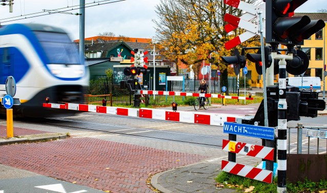 Het Hilversumse spoor zorgt niet voor tweedeling in het dorp, zo meent het college.