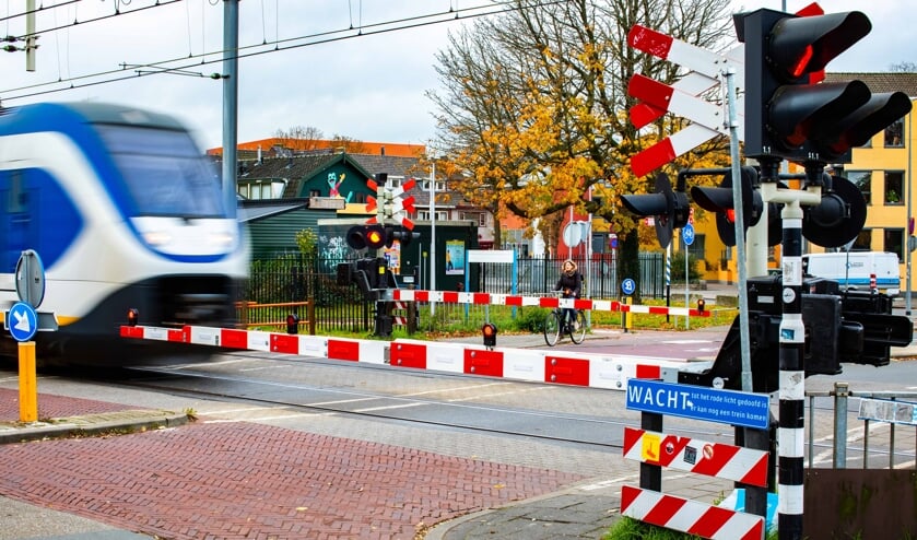 Het Hilversumse spoor zorgt niet voor tweedeling in het dorp, zo meent het college.