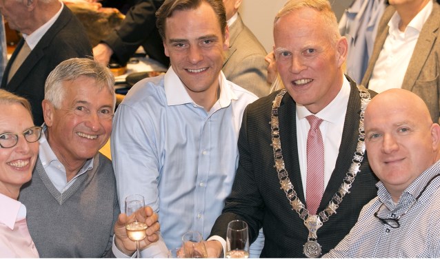 Yolanda, Roel, Eduard, de burgemeester en Joël toosten op de nieuwe zaak.