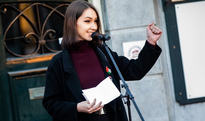 Rebekka Timmer afgelopen dinsdag tijdens de herdenking van de Februaristaking op de Kerkbrink.