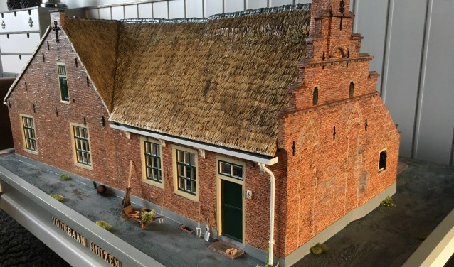 De maquette van Voorbaan 76 speelt een centrale rol tijdens de lezing op de ledenavond.